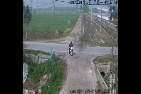 事故前 电动车司机过路口往右看了一眼，最后还是选择冲了出去！