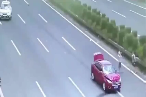 男子骑电动车转弯，小车反应不及，瞬间撞成废铁！