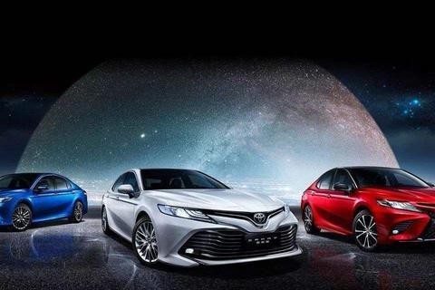 第八代凯美瑞到店，看雅阁和天籁的消费者都过来围观了