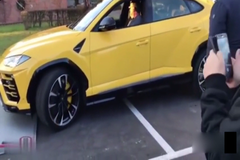 疑似撞脸蔚来ES8,兰博基尼首台SUV登场，内饰像进了飞机驾驶舱