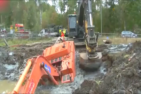 大型挖掘机不慎摔入3米泥潭，看老司机如何上去，这才是真技术