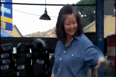 富二代问大妈会不会修跑车，没想到大妈看一眼连什么配置都知道！