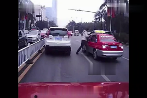 记录仪实拍：出租车马路中央被私家车男子暴揍！