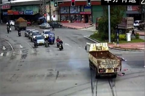 女司机骑电动车请收收你的心，闯红灯注定是要还的！