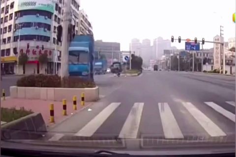 生与死的抉择，电动车一念间选择了灭！