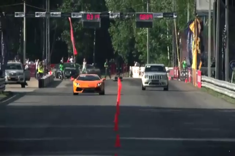 车手技术受考验 超跑和SUV直线对决