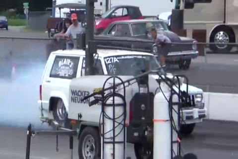 简直太猛了 超跑竟然没有跑赢这辆SUV