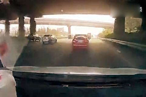 比亚迪唐和奔驰SUV的相遇，是奔驰的噩梦 秒杀奔驰