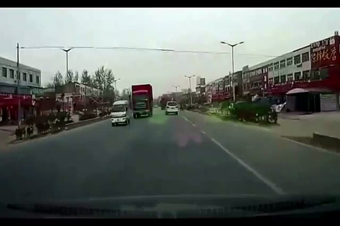 大众SUV这样开车是他不给自己留活路，大货车也救不了他