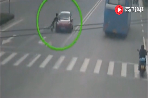 碰瓷？面包车遭遇电动车这样撞击，直接懵了！