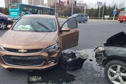 马自达3撞击雪佛兰科沃兹，两车差距明显，这质量让车主欲哭无泪