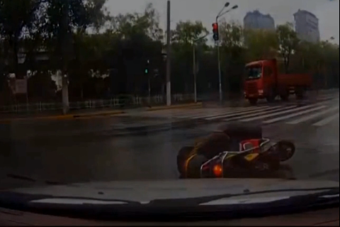 这一次的事故真的不怪电动车，轿车右转不减速所致