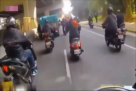 电动车上路也疯狂，最后一个更厉害