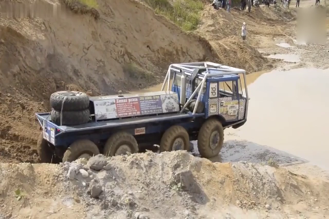 8X8卡车极限越野，强悍性能无视一切障碍