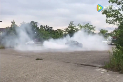 法拉利疯狂漂移，轮胎应该是废掉了