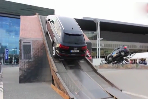 奔驰SUV来爬坡，强悍的性能真没话说