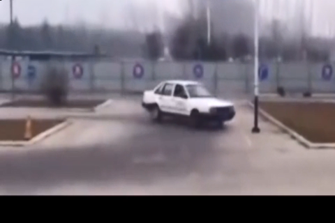 考官吓一跳，赛车手来考驾照把驾校车当跑车练习，尾气呼呼直喷！