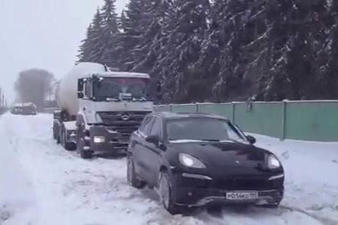 保时捷卡宴凭啥敢卖这么贵? 将脱钩挂在卡车上后