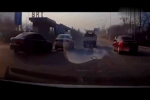 本田SUV多次变道加塞，老司机一脚油门将其顶进绿化带