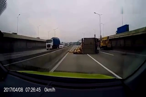 SUV女司机伸腿一脚油门后，监控拍下可怕一幕