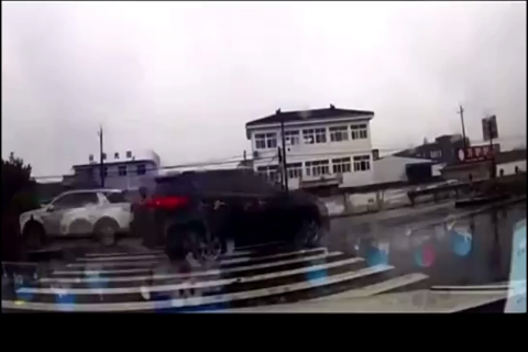 SUV随意调头，面包车见状不减速会这样撞过来