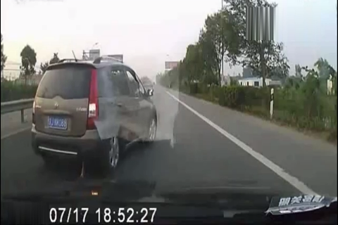 为这位司机智商堪忧！SUV没事乱打双闪，差点酿成大祸