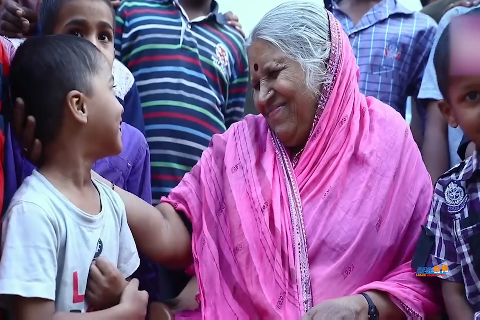 印度女子卖唱为生，一人抚养1400个孩子，三代总理都来拜访她