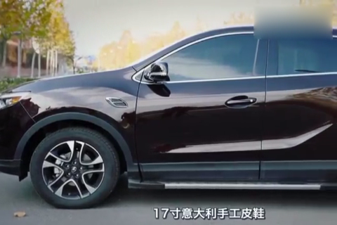 这位美女已经把这辆suv当作自己的“男朋友”了！