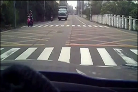 血的教训！电动车自始至终没回头看一眼，结果再也回不去了