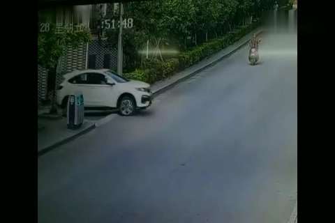 任凭大货车狂按喇叭电动车还是无动于衷，记录仪拍下作死瞬间