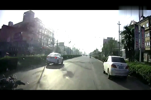 一个巴掌拍不响，电动车一个手势惹怒小车司机