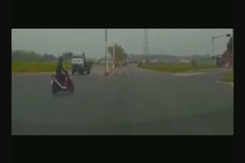 电动车看见轿车依旧选择抢道，她以为马路是自己家的