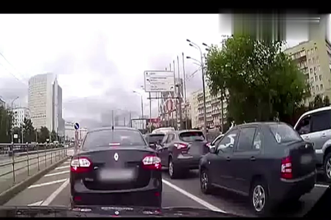 监控实拍：电动车带着孩子还敢闯红灯，这样的结局让他后悔终生！