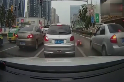 车祸现场，电动车违章行驶，车毁人伤