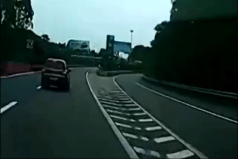 SUV错过高速出口正思考，视频车过段给了他清醒的机会