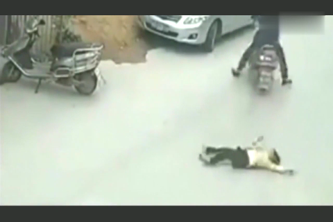 小女孩被电动车撞倒在地，接下来男子的做法让人愤怒