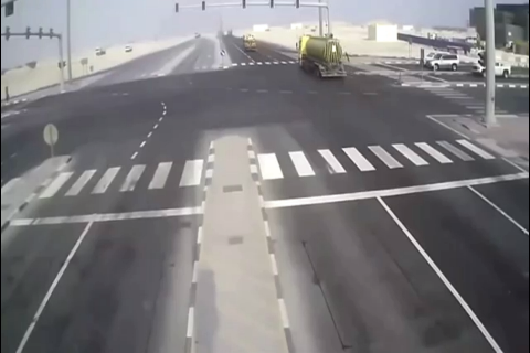 十字路口白色SUV闯红灯撞上油罐车起火，等红灯的车辆纷纷逃离