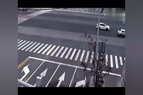 这行为你自己负责，电动车闯红灯被撞，空中翻转720度