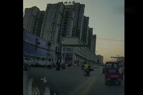 一对小情侣骑电动车逆行，没想到碰上更厉害的！