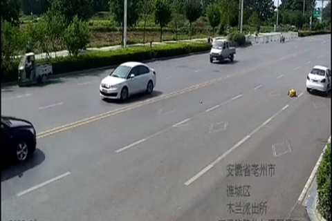 小伙骑电动车碰瓷儿，监拍可怕的一幕