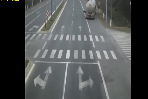 电动车以为大货车会让着他，没想到结局却是这样