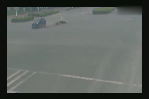 电动车看了一眼还是任性往前冲，付出生命代价