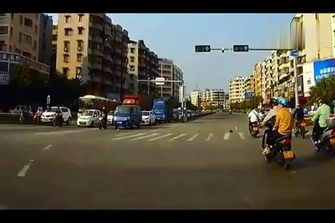 路虎和奥迪SUV飙车了 但路虎这个举动瞬间遭殃