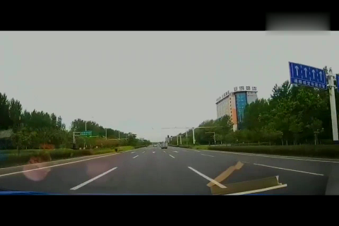 夜晚看见桥上的大众SUV越开越偏，记录仪拍下惨烈一幕