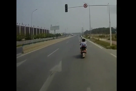 大货车狂按喇叭电动车还是无动于衷，感谢大货车的手下留情吧