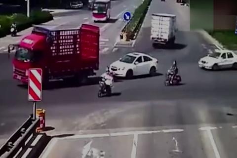 前车都已经停车，电动车还执意前行，结果监控拍下这可怕一幕