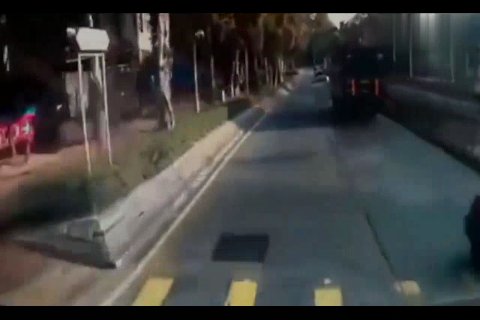 乡村道路偶遇作死电动车，一路摇摇晃晃，10秒后悲剧发生