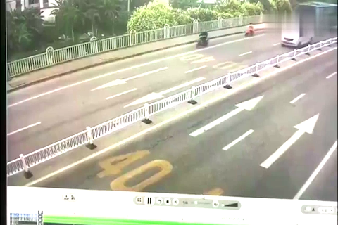 SUV汽车突然失控迎头撞向大巴车，监控还原全过程