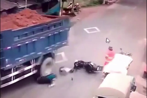 电动车男子为躲避行人命丧车轮，监控拍下可怕一幕