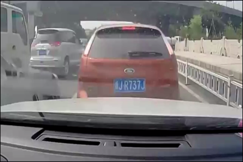 白色SUV高速强行超车剐蹭视频车后 扬长而去